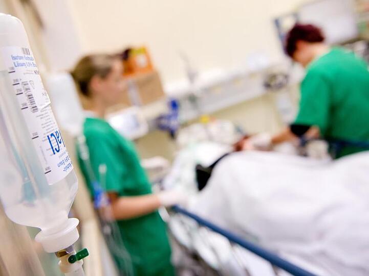 Medizinisches Personal versorgt in einem Krankenhaus einen Patienten. Foto: Sven Hoppe/dpa