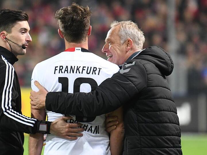 David Abraham (l) nach dessen Roter Karte mit Freiburg-Coach Christian Streich.