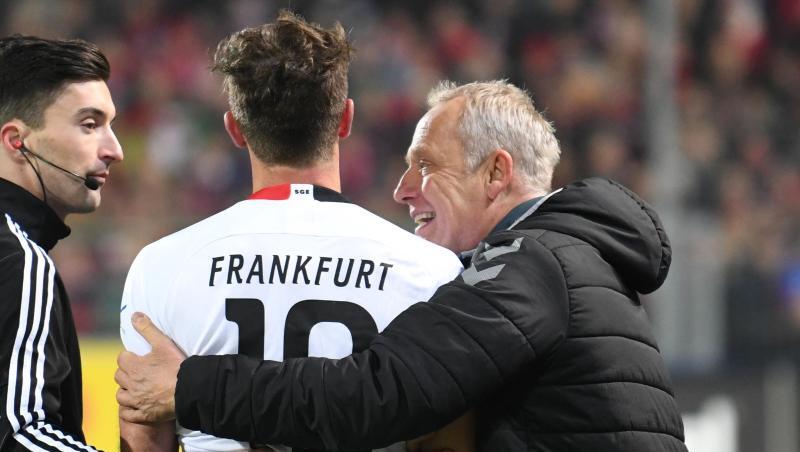 David Abraham (l) nach dessen Roter Karte mit Freiburg-Coach Christian Streich. David Abraham (l) nach dessen Roter Karte mit Freiburg-Coach Christian Streich.