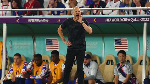 US-Trainer Gregg Berhalter erteilt seinen Spielern taktische Anweisungen.