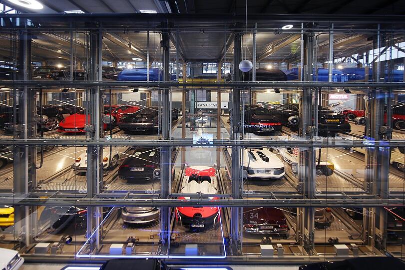 Wie ein großer Setzkasten: die Automobil-Präsentation in der Motorworld.