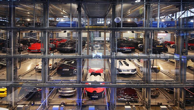 Wie ein großer Setzkasten: die Automobil-Präsentation in der Motorworld. Wie ein großer Setzkasten: die Automobil-Präsentation in der Motorworld.