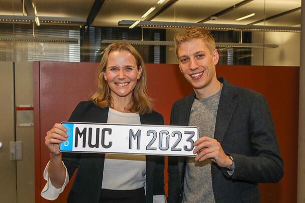KVR-Chefin Hanna Sammüller-Gradl und Zweiter Bürgermeister Dominik Krause (beide Grüne) mit einem MUC-Musterschild.