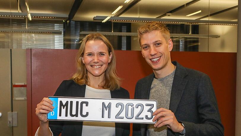 KVR-Chefin Hanna Sammüller-Gradl und Zweiter Bürgermeister Dominik Krause (beide Grüne) mit einem MUC-Musterschild.