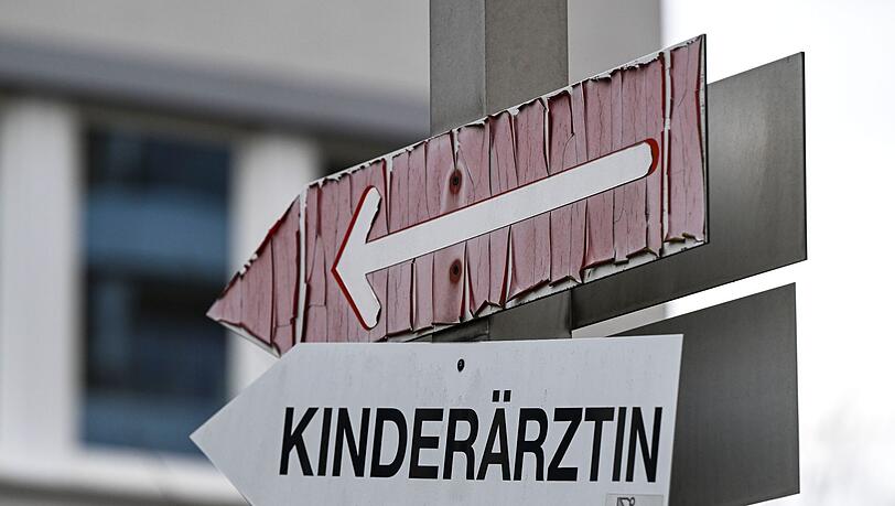 Ein Pfeil weist den Weg zu einer Kinderärztin.