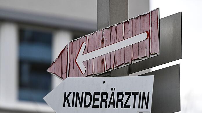 Ein Pfeil weist den Weg zu einer Kinderärztin.