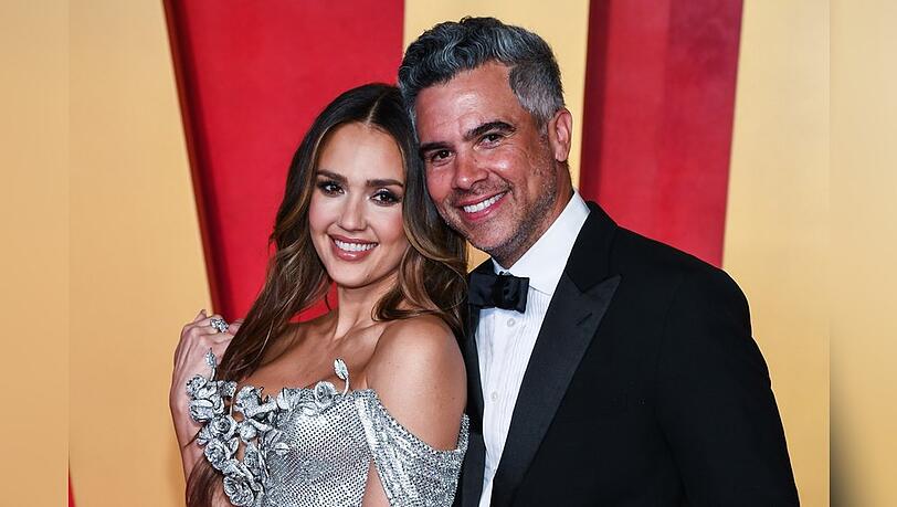 Total verliebt zeigten sich Jessica Alba und Cash Warren bei der Vanity-Fair-Oscar-Party am 10. März 2024.
