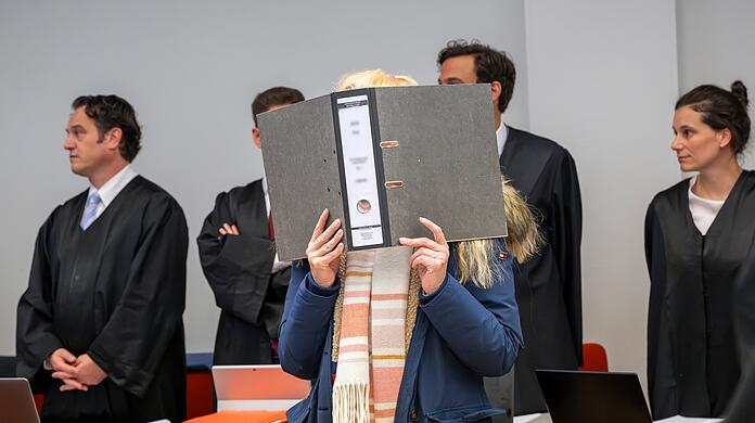 Beim Prozessbeginn Anfang Juni: Eine Angeklagte hält im Gerichtssaal des Landgericht II einen Aktenordner vor ihr Gesicht. Beim Prozessbeginn Anfang Juni: Eine Angeklagte hält im Gerichtssaal des Landgericht II einen Aktenordner vor ihr Gesicht.
