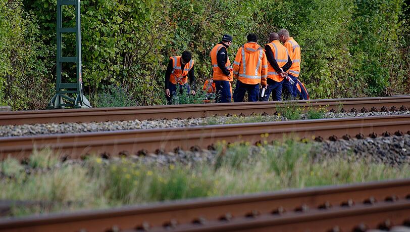 Bahn-Mitarbeiter stehen am Rand der Strecke Köln-Düsseldorf.