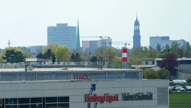 Der Hamburger Flughafen musste nach einer kleinen Bruchlandung eines Kleinflugzeuges kurzzeitig f&uuml;r alle Starts und Landungen geschlossen werden. (Archivbild)