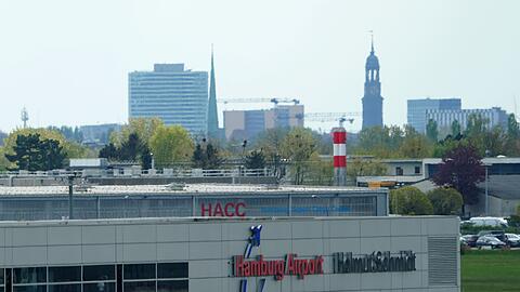 Der Hamburger Flughafen musste nach einer kleinen Bruchlandung eines Kleinflugzeuges kurzzeitig f&uuml;r alle Starts und Landungen geschlossen werden. (Archivbild)