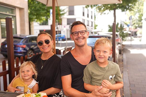 Familie Ganz freut sich schon sehr auf den Abend und möchte die Sonnenfinsternis von einer Dachterrasse bestaunen. Die Eltern Julia (li.) und Steffen mit Kindern Sienna und Lennon sind auch noch auf der Suche nach Brillen. Familie Ganz freut sich schon sehr auf den Abend und möchte die Sonnenfinsternis von einer Dachterrasse bestaunen. Die Eltern Julia (li.) und Steffen mit Kindern Sienna und Lennon sind auch noch auf der Suche nach Brillen.