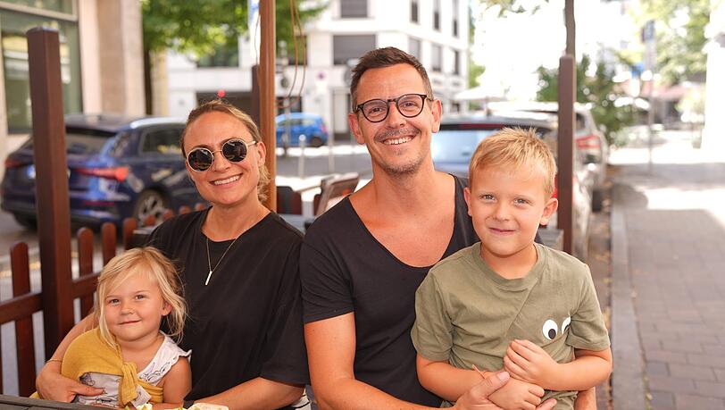 Familie Ganz freut sich schon sehr auf den Abend und m&ouml;chte die Sonnenfinsternis von einer Dachterrasse bestaunen. Die Eltern Julia (li.) und Steffen mit Kindern Sienna und Lennon sind auch noch auf der Suche nach Brillen.