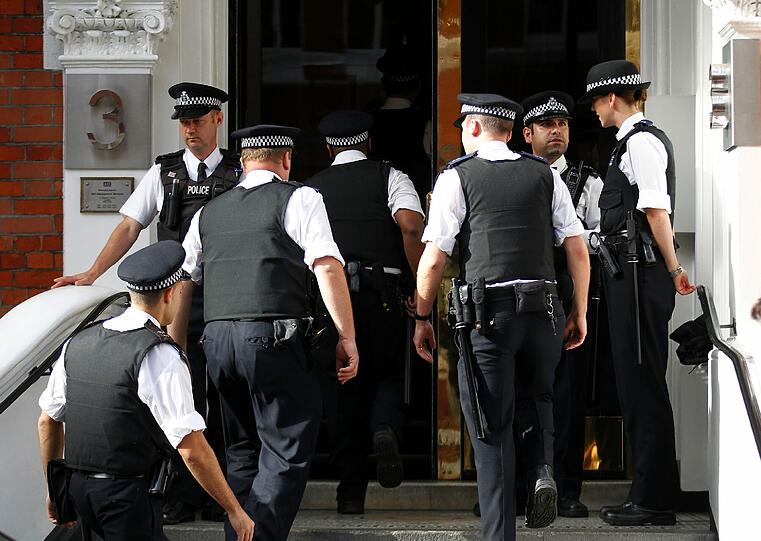 an der Botschaft von Ecuador: Tumulte in London um Julian Assange