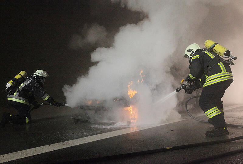 Brand auf der A94 Höhe Ampfing: Der Motor eines Auto hatte Feuer gefangen. Als die Feuerwehr eintraf, stand der Wagen bereits im Vollbrand. Die Bilder vom Feuerwehreinsatz.