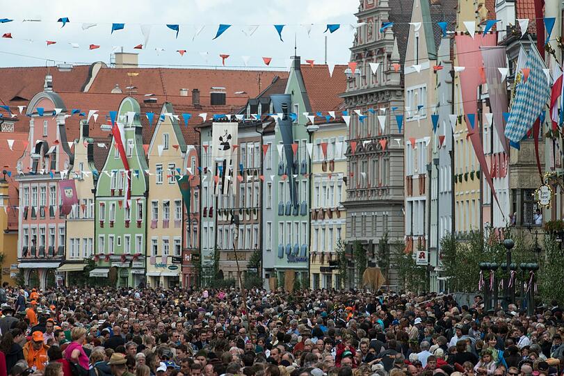 Böllerschüsse vom Burgberg kündigen den mittelalterlichen Hochzeitszug in Landshut an. Darauf haben die Besucher zum Teil stundenlang gewartet. Schließlich wird nur alle vier Jahre das historische Spektakel in Landshut aufgeführt. Die Bilder!