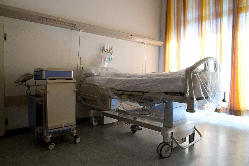 Bett im Krankenhaus: &bdquo;Wir haben in der Klinik die entsprechenden Akten und Krankenunterlagen sichergestellt und beschlagnahmt", sagt der Staatsanwalt.