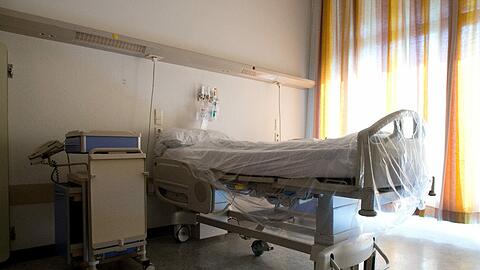 Bett im Krankenhaus: &bdquo;Wir haben in der Klinik die entsprechenden Akten und Krankenunterlagen sichergestellt und beschlagnahmt", sagt der Staatsanwalt.