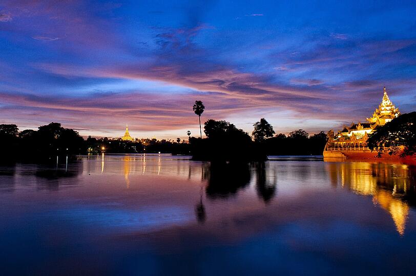 Farbenspiel in Myanmar: Das Bild zeigt die vom Architekten U Ngwe Hlain entworfene "Karaweik Hall".