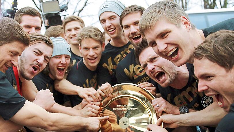 Die deutschen Handballer bejubeln beim Fan-Fest in der Max-Schmeling-Halle in Berlin den EM-Titel. Die deutschen Handballer bejubeln beim Fan-Fest in der Max-Schmeling-Halle in Berlin den EM-Titel.