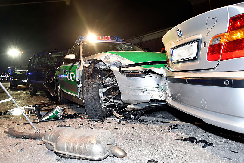 Die B 304 musste nach dem schweren Unfall für mehrere Stunden gesperrt werden - die Bilder vom Einsatz.