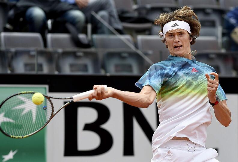 Der 19 Jahre junge Zverev erhielt trotz eines engagierten Auftritts immer wieder Lektionen von Roger Federer.