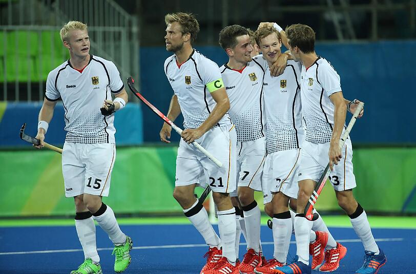 Die deutschen Hockey-Herren feiern den Torschützen Mathias Müller (2.v.r.) nach seinem Treffer zum 3:1
