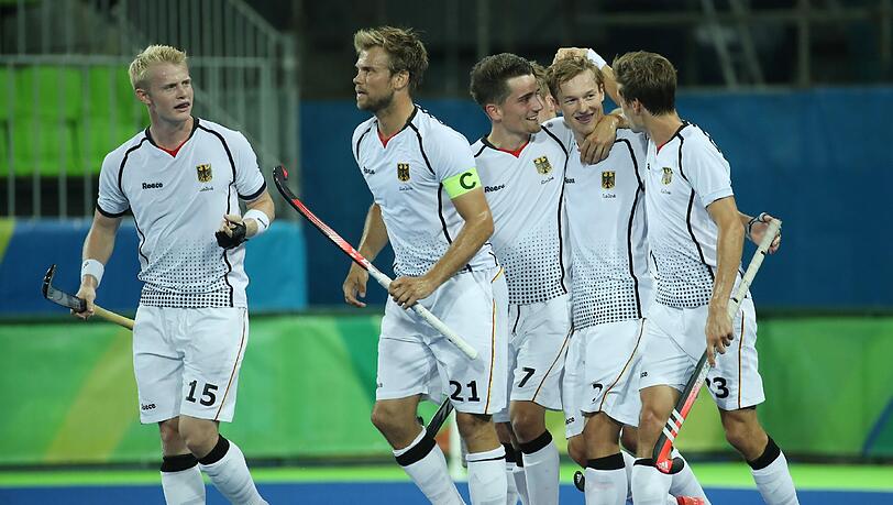 Die deutschen Hockey-Herren feiern den Torschützen Mathias Müller (2.v.r.) nach seinem Treffer zum 3:1 Die deutschen Hockey-Herren feiern den Torschützen Mathias Müller (2.v.r.) nach seinem Treffer zum 3:1