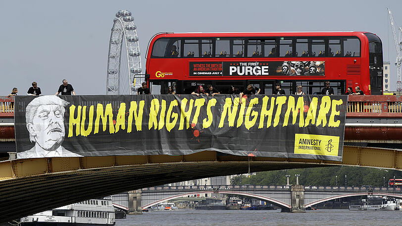 12.07.2018 Die Menschenrechtsorganisation Amnesty International hat ein Banner mit der Aufschrift "Human rights nightmare" (Menschenrechtsalbtraum) und einer Illustration des US-Präsidenten an der Vauxhall Brücke  in London befestigt, um gegen den Besuch des amerikanischen Präsidenten zu protestieren. Trump wird am Donnerstag in Großbritannien erwartet. Den Organisatoren zufolge wollen am Freitag etwa 100.000 Menschen bei einer Demo in der Londoner Innenstadt gegen den Trump-Besuch auf die Straße gehen.