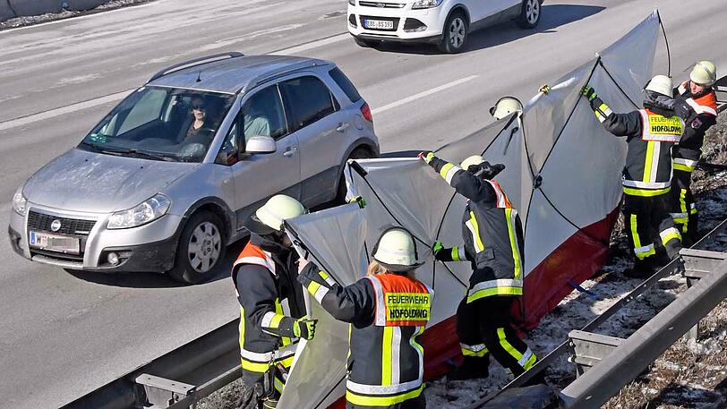 Zwei Personen wurden bei dem Unfall auf der A8 schwer verletzt. Etliche Gaffer auf der Gegenfahrbahn machten sogar Fotos vom Unfallort.