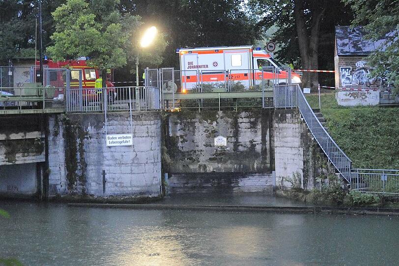 Lebensgefahr! Am Marienklausensteg herrscht Badeverbot. Trotzdem haben sich Jogger abkühlen wollen und sind in die Isar gesprungen. Einer kam ums Leben.