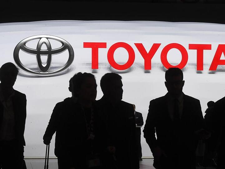 Japans größter Autobauer meldet einen Einbruch der Produktion.