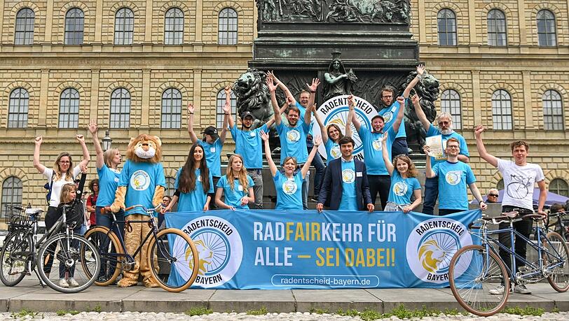 "Radfairkehr für alle" fordern Unterstützer des Volksbegehrens "Radentscheid Bayern" - die Anträge liegen schon bereit.