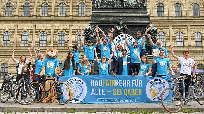 "Radfairkehr für alle" fordern Unterstützer des Volksbegehrens "Radentscheid Bayern" - die Anträge liegen schon bereit.