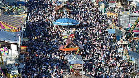 Menschenmassen auf der Theresienwiese: Die Corona-Zahlen in München dürften nach dem Oktoberfest wohl stark ansteigen. (Archivbild)