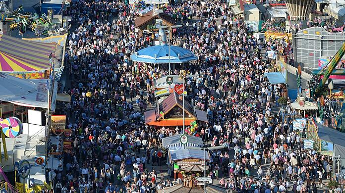Menschenmassen auf der Theresienwiese: Die Corona-Zahlen in München dürften nach dem Oktoberfest wohl stark ansteigen. (Archivbild)