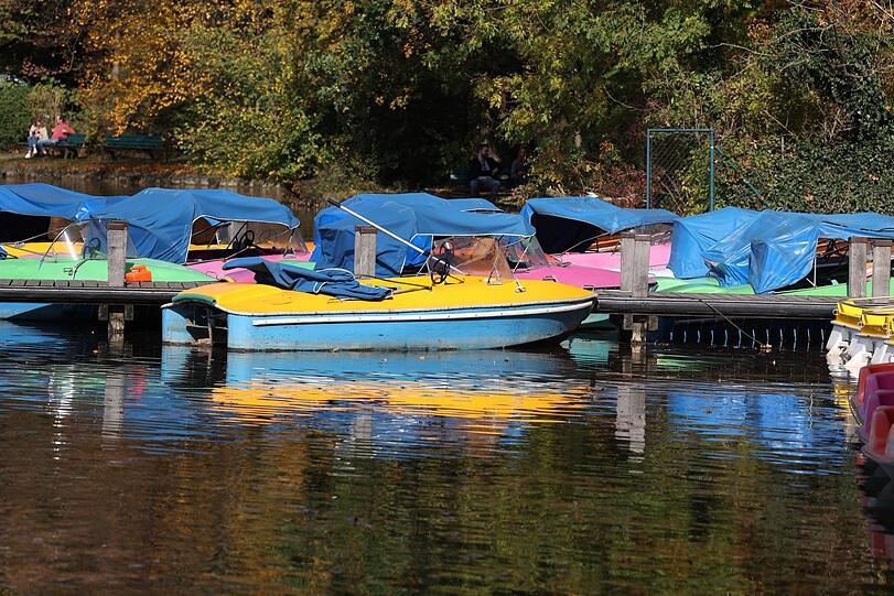 Ein letztes Strahlen der bunten Boote am Kleinhesseloher See.