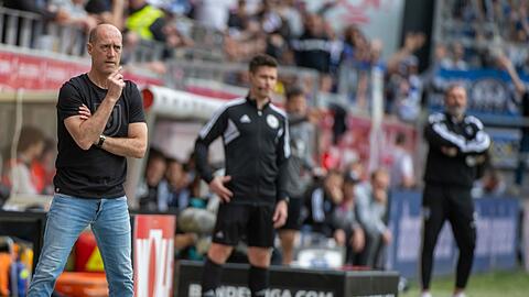 Regensburgs Trainer Joe Enochs gibt an der Seitenlinie Anweisungen.