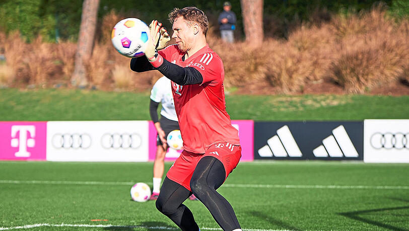 Fokussiert und motiviert in die Rückrunde: Bayern-Torhüter Manuel Neuer, der auch mit einer Spezial-Brille (Foto r.) trainiert.