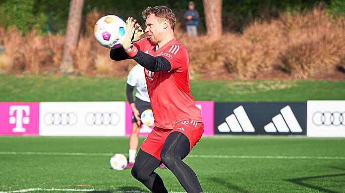Fokussiert und motiviert in die Rückrunde: Bayern-Torhüter Manuel Neuer, der auch mit einer Spezial-Brille (Foto r.) trainiert.