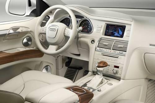 Sehr stylish: Das weiße Interieur des Q7-Designerteils.