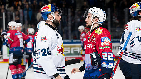 EHC-Akteur Andreas Eder (l.) mit seinem Bruder, Berlin-Stürmer Tobias Eder nach dem Duell der beiden Teams am 10. Dezember 2023.