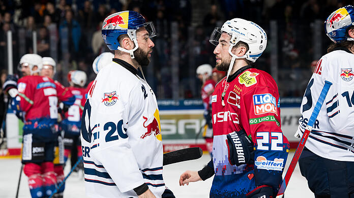 EHC-Akteur Andreas Eder (l.) mit seinem Bruder, Berlin-Stürmer Tobias Eder nach dem Duell der beiden Teams am 10. Dezember 2023.