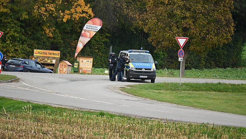 Polizeibeamte am vermeintlichen Tatort in Altenerding. Polizeibeamte am vermeintlichen Tatort in Altenerding.