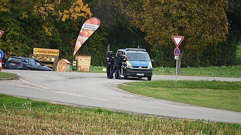 Polizeibeamte am vermeintlichen Tatort in Altenerding.