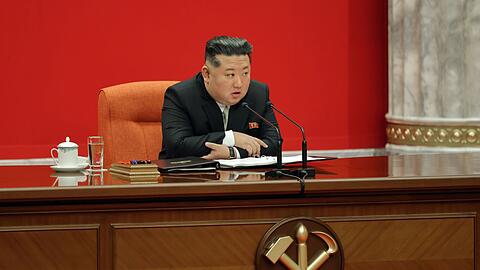 Nordkoreas Machthaber Kim Jong Un r&uuml;ckt von dem jahrzehntelangen Ziel einer Wiedervereinigung mit S&uuml;dkorea ab. (Archivbild)