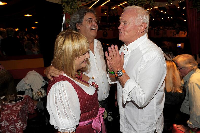 Hugo Boss-Chef Werner Baldessarini (rechts) ratscht mit Bunte-Chefredakteurin Patricia Riekel und dem ehemaligen Focus-Chefredakteur Helmut Markwort am Samstag im Hippodrom.