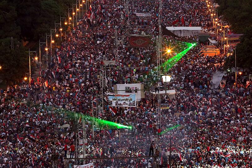 Ausnahmezustand am auf dem Tahrir-Platz in Kairo. Millionen Menschen feiern die Absetzung von Mohammed Mursi durch das ägyptische Militär.