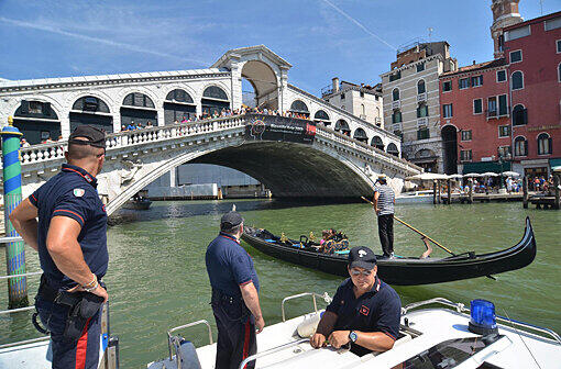 Nach dem Unglück patroulliert die italienische Polizei vor der Rialto Brücke.