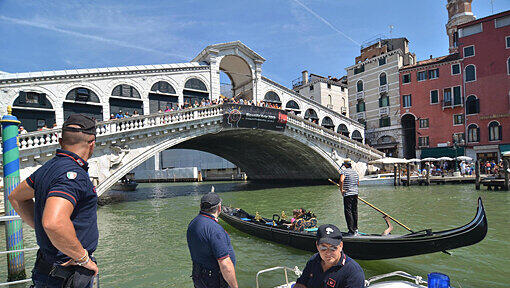 Nach dem Unglück patroulliert die italienische Polizei vor der Rialto Brücke. Nach dem Unglück patroulliert die italienische Polizei vor der Rialto Brücke.